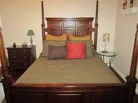 QUEEN SIZE  4  POSTER BED