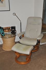 Terrific contemporary Ekornes Stressless leather recliner with matching ottoman, made in Norway. 