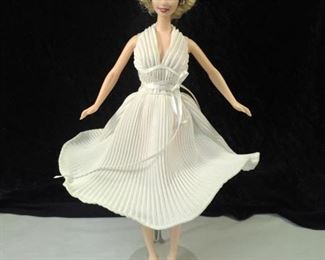 Marilyn Monroe Barbie        https://ctbids.com/#!/description/share/110003