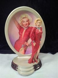 Marilyn Monroe statue in attached collectible plate divinely Marilyn https://ctbids.com/#!/description/share/110026