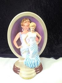 Marilyn Monroe statue with attached collectible plate showstopper https://ctbids.com/#!/description/share/110047