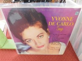 Yvonne De Carlo(Autographed Album)