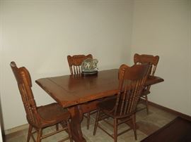 Dining set has 4 chairs and 2 leaves