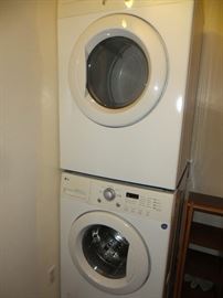 LG stacking washer/dryer (like new)