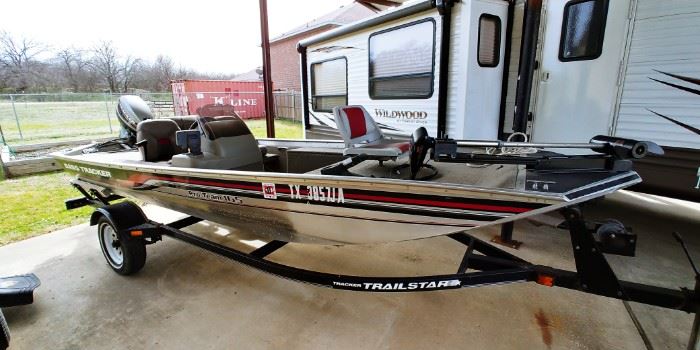 1998 Bass Tracker Pro 165 Fishing Boat in great working condition!