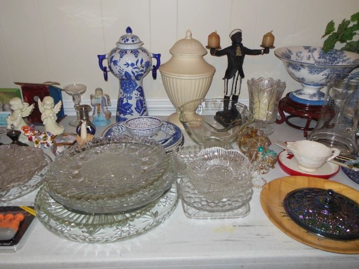 Tables of Quality Accessories And Serving Dishes