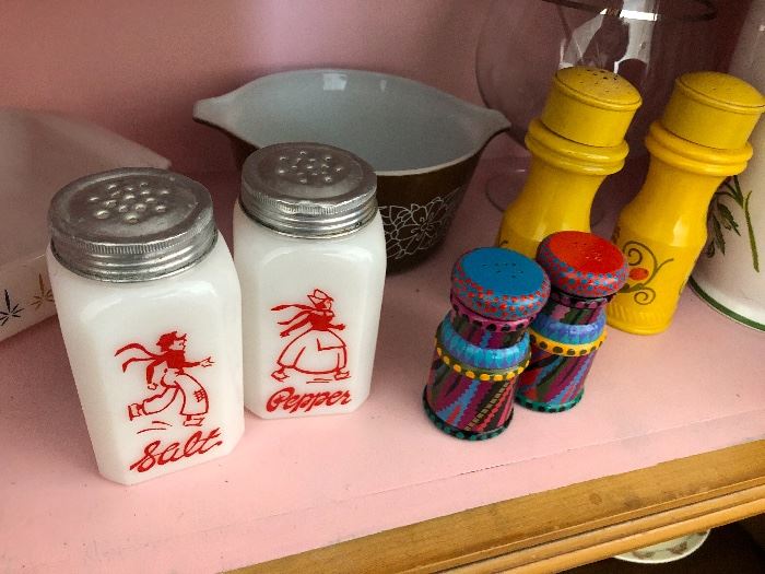 Vintage salt/pepper shakers