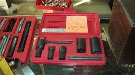 Locking lug nut wrench / socket set