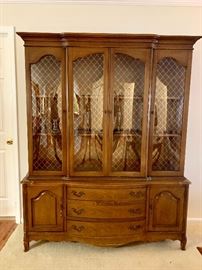 Gorgeous BASSETT BREAKFRONT / CABINET WITH RARE CONVEX GLASS PANELS