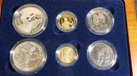 #454: 1991-1995 WWII 50TH Anniversary 6 Coin Commem. Proof Set 16.718g of .900 Gold, 53.46g of .900 Silver
1991-1995 World War II 50TH Anniversary 6 Coin Commemorative Set Proof and Uncirculated Gold Five Dollar, Silver Dollar & Clad Half Dollar with COA Overall Gold Weight Total= 16.718 grams of .900 Overall Silver Weight Total= 53.46 grams .900