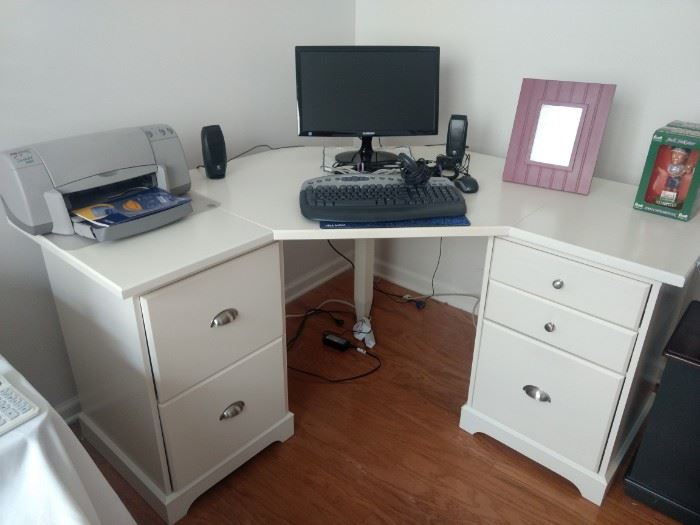 Great corner desk!!  Again, it's in great condition!