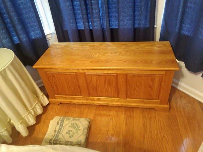 Great hope chest and it's in great condition!