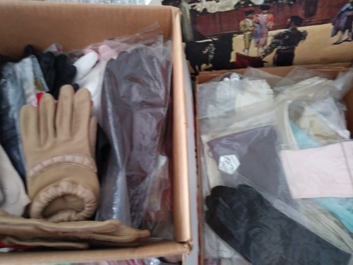 Many short and elbow length vintage gloves
