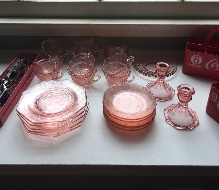 Various depression glass pieces.