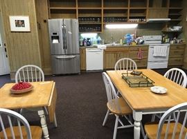 Kitchen Table Sets. Nice Appliances.