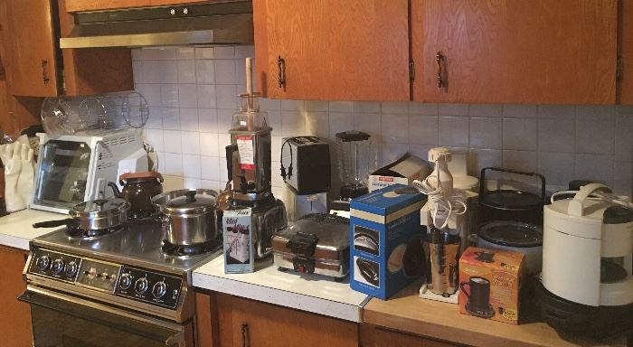 Tons of Vintage / Antique / Primitive / Primitives & Newer Kitchen Items!