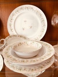 12 place settings plus serving pieces - Haviland Germany china