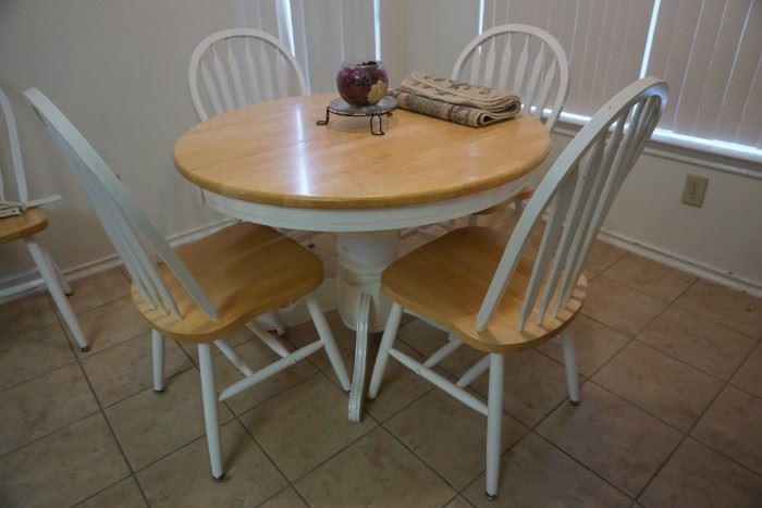 Dining table that has 6 chairs