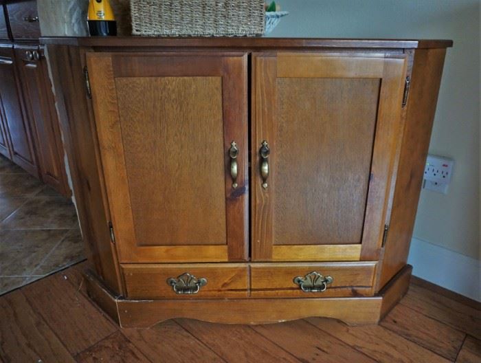 Corner cabinet