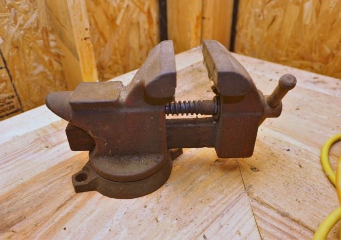 Bench vise