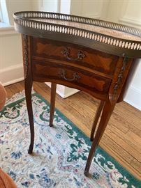 Pair of marble top gallery tables in excellent condition