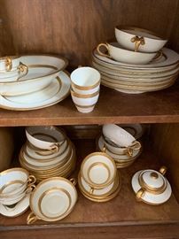 Incomplete set of Royal Doulton china