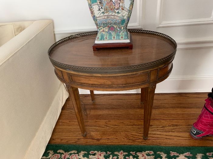 Oval gallery table