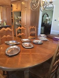 Beautiful dining table with 3 leaves, 6 side chairs and 2 arm chairs.