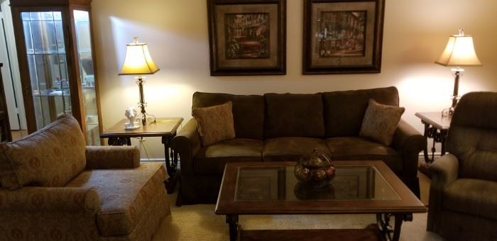 Nice selection of LA Z BOY furnishings!
