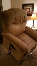 LA Z BOY motorized lift/recliner chair
...like new!
