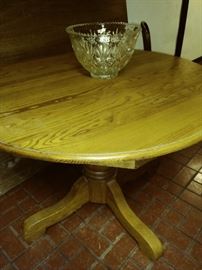 sold oak round pedestal table