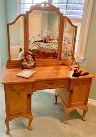 Charmer...Pine Dressing Table with Swing Mirrors
