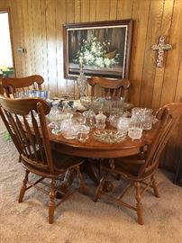 Oak pedestal dining table with four matching windsor style side chairs