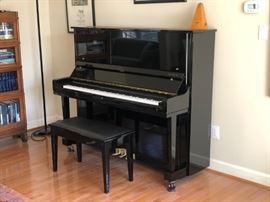Samick piano&nbsp;- &nbsp;52 inch upright black lacquer, no polish (SU-131A)