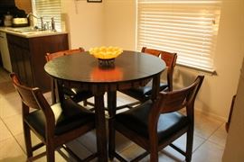 Kitchen table, 4 chairs and 2 leaves