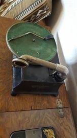 RARE VINTAGE SMALL TOY SIZE VANOPHONE PORTABLE GRAMOPHONE PHONOGRAPH VICTROLA