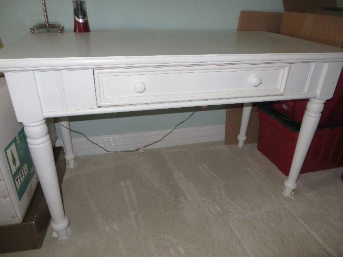 WHITE DESK
