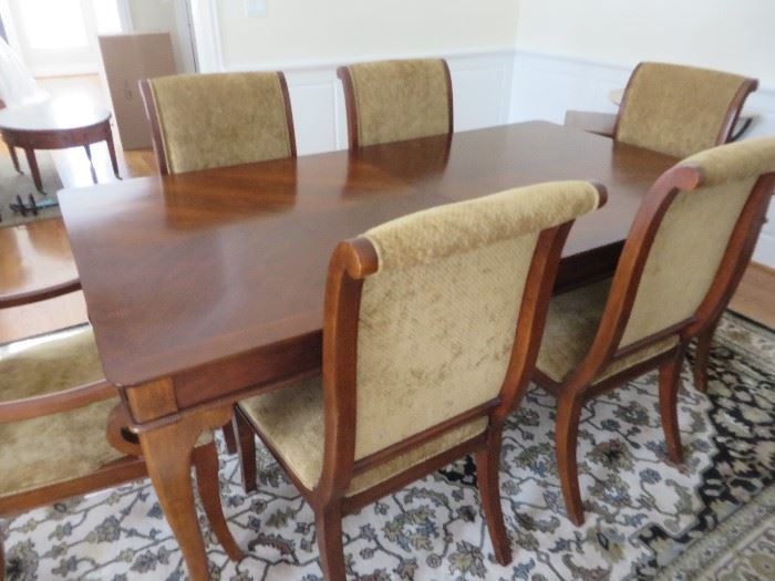 DINING TABLE WITH 6 CHAIRS
DREXEL HERITAGE 
