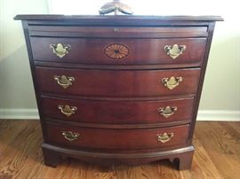 4-drawer mahogany bachelor's chest/night stand, by Lexington Furniture, "The Palmer House Collection".
