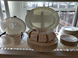 58-piece set of Wedgwood Colosseum Platinum china, bicentenary celebration, 1995.
