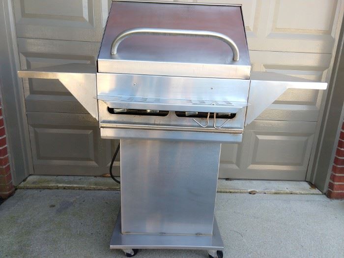 Get that true outdoorsy feeling with this stainless steel propane outdoor grill. It's on wheels, so getting it to follow you home is easy!