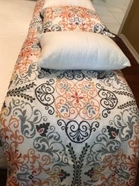 Bedding set for Full/Queen bed - Pristine