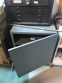#107	Metal Cabinet on Wheels w/1 shelf  21x17x27	 $40.00 
