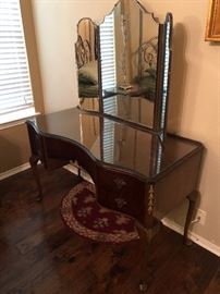 vanity  and mirror w/ style  beautiful find