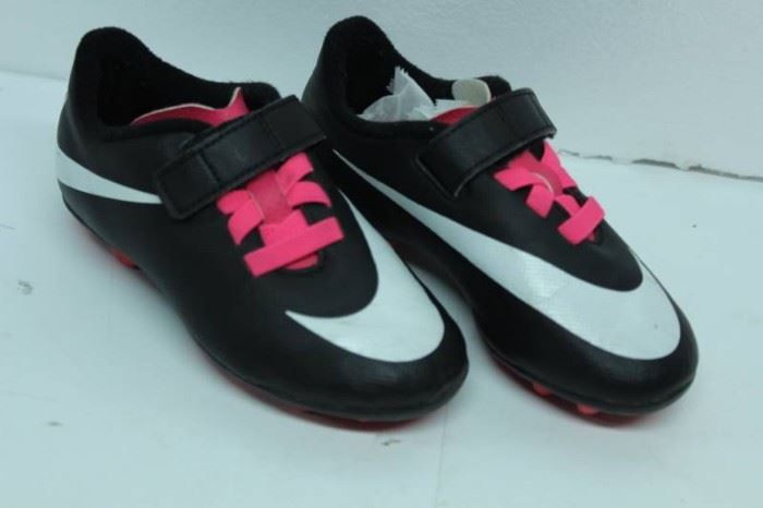 NIKE SOCCER SHOES SIZE 10C BLACK AND PINK