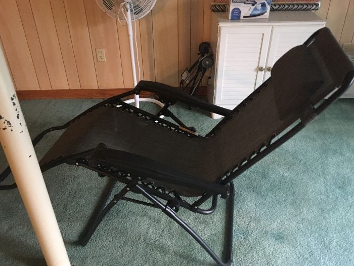Zero Gravity folding Recliner