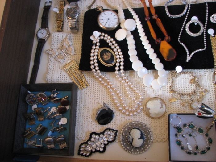 Vintage jewelry including brooches, cameos  and cufflinks 