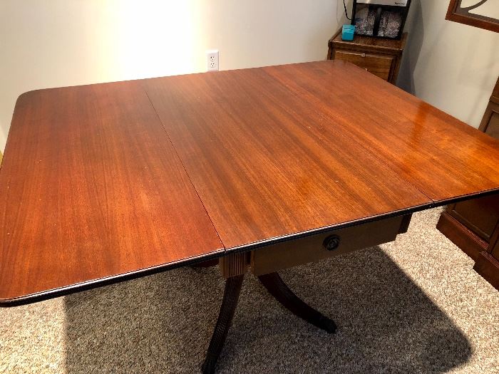 Stunning Mahogany Duncan Phyfe Style Table