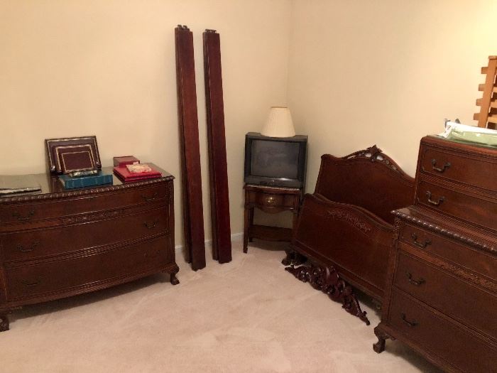 Vintage Thomasville Twin Bedroom Set in Mahogany