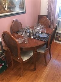 Vintage Thomasville Dining Room Table With 4 Chairs And 2 Leaves ~ Vintage Thomasville Lighted China Display Cabinet